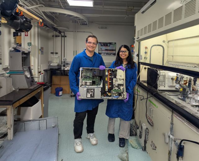 photo of jain and balogna in the lab